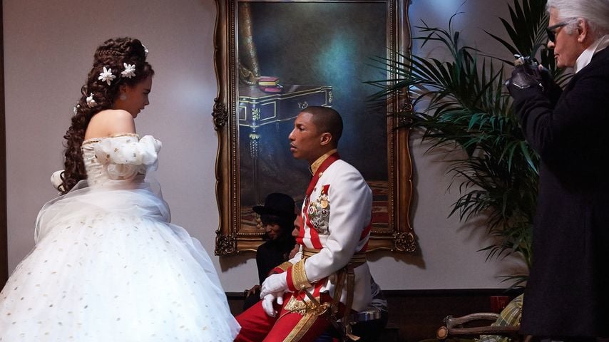 Cara Delevingne, Karl Lagerfeld und Pharrell Williams