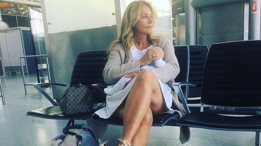 Caroline Beil und ihre Tochter Ava am Flughafen