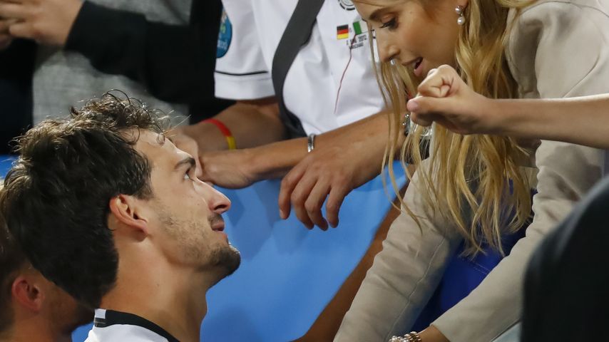 Cathy und Mats Hummels im Fußballstadion in Bordeaux