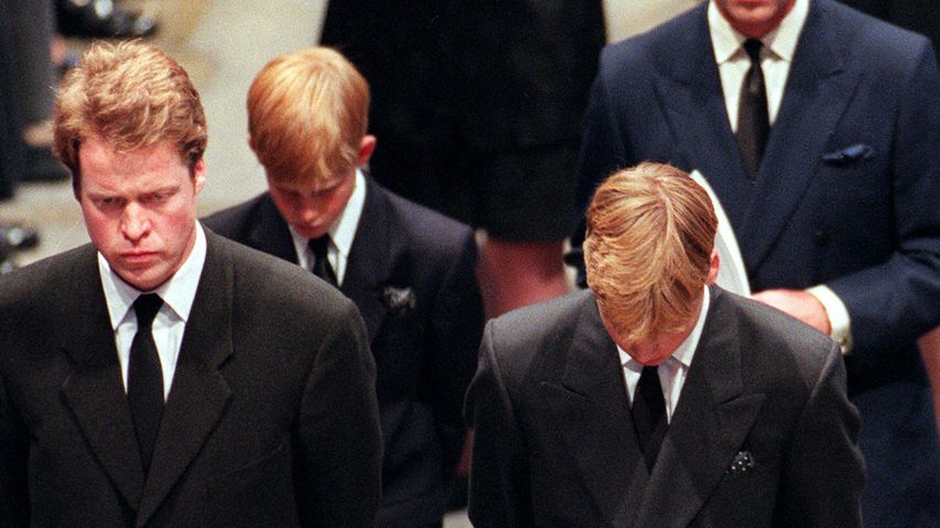 Charles Earl Spencer, Prinz Harry, Prinz William und Prinz Charles während Dianas Beerdigung