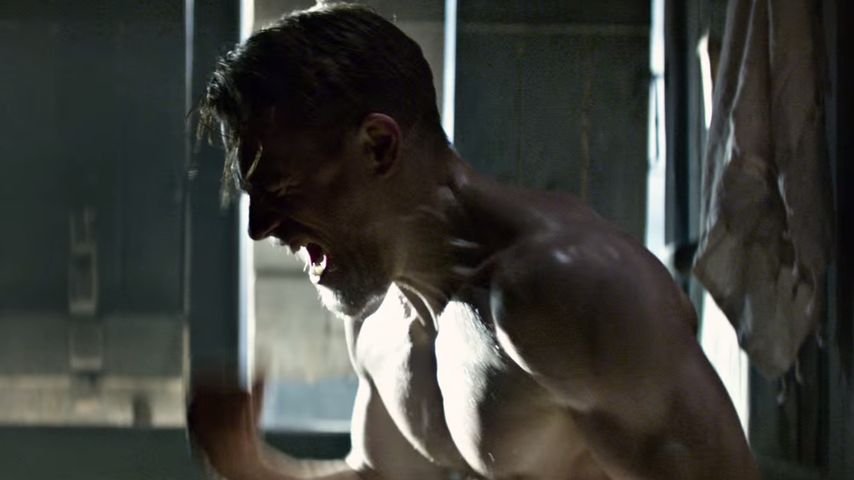 Charlie Hunnam als King Arthur