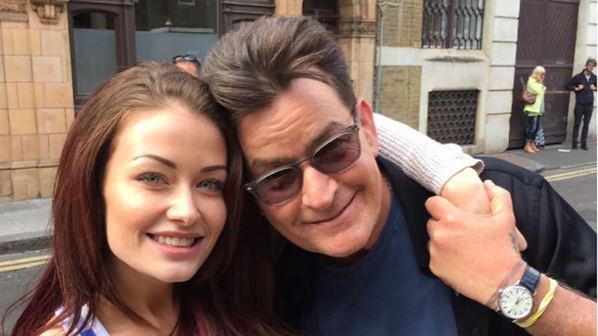 Charlie Sheen (r.) mit Model Jess Impiazzi in London