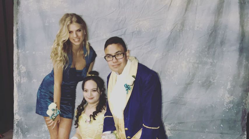 Wow! Model Charlotte McKinney überrascht Paar beim Prom!