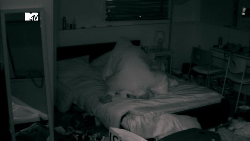 Chloe Ferry und Charlotte Crosby im Bett bei "Geordie Shore"