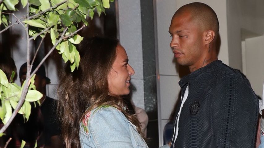 Chloe Green und Jeremy Meeks vor einem Nachtclub
