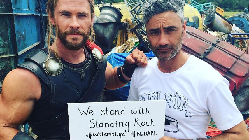 Chris Hemsworth mit einem Statement-Papier am Filmset