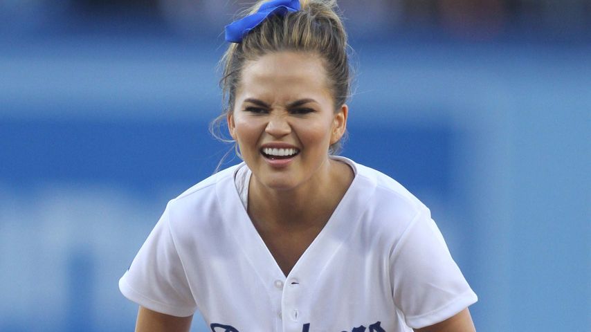 Chrissy Teigen beim ersten Pitch im Dodgers Stadium