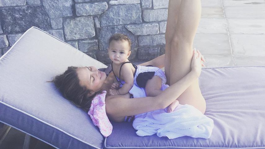Süßer Lachflash: Chrissy Teigen bringt Baby Luna zum Kichern