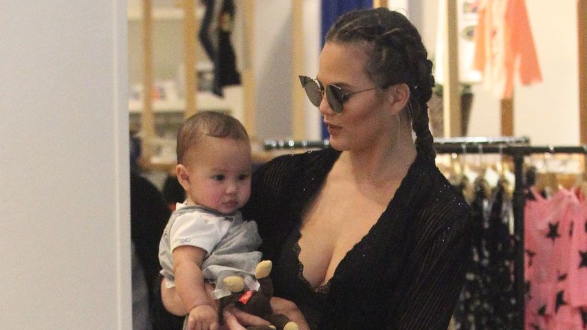 Chrissy Teigen mit ihrer Tochter Luna