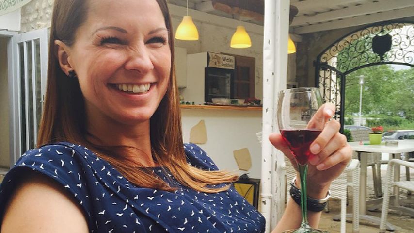Christina Stürmer mit Glas in der Hand