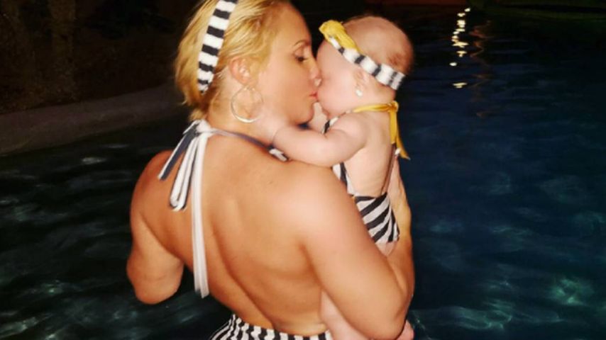 Coco Austin und Baby Chanel Nicole im Pool