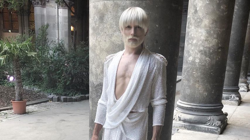 https://content3.promiflash.de/article-images/video_480/conchita-wurst-mit-weissblonden-haaren-und-bart.jpg