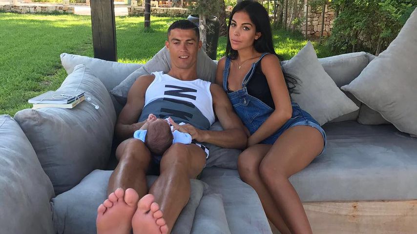 Cristiano Ronaldo mit einem seiner Babys und Georgina