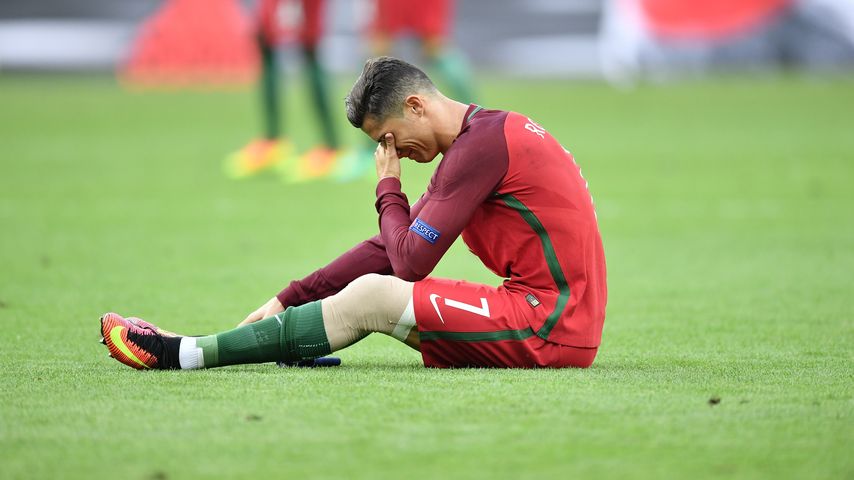 Cristiano Ronaldo verletzt nach einem Zweikampf beim EM-Finale 2016