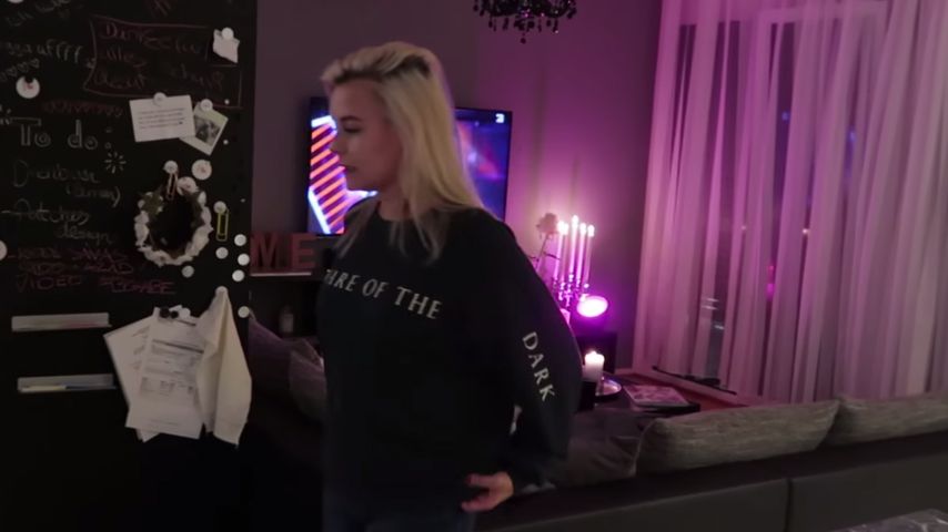 Dagi Bee in ihrer Wohnung