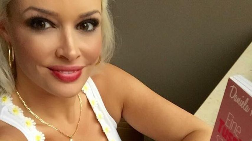 Daniela Katzenberger mit ihrem Buch "Eine Tussi sagt 'Ja!'"