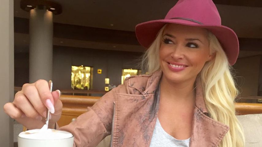 Daniela Katzenberger trinkt Latte Macchiato