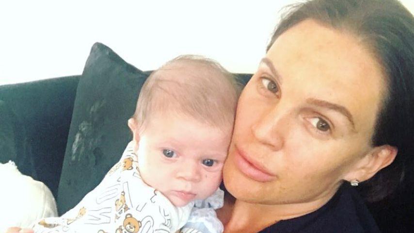 Danielle Lloyd mit Söhnchen Ronnie auf dem Arm