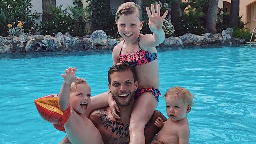 Dennis Diekmeier mit seinen Kindern Dalina, Dion und Delani
