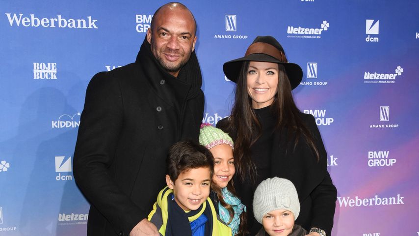 Detlef D! Soost und Kate Hall mit ihren Kindern bei der Premiere von "Bibi & Tina" in Berlin