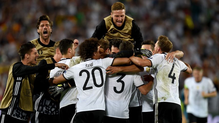 DFB-Team & Yann-Benjamin Kugel nach dem Sieg gegen Italien im EM-Viertelfinale 2016
