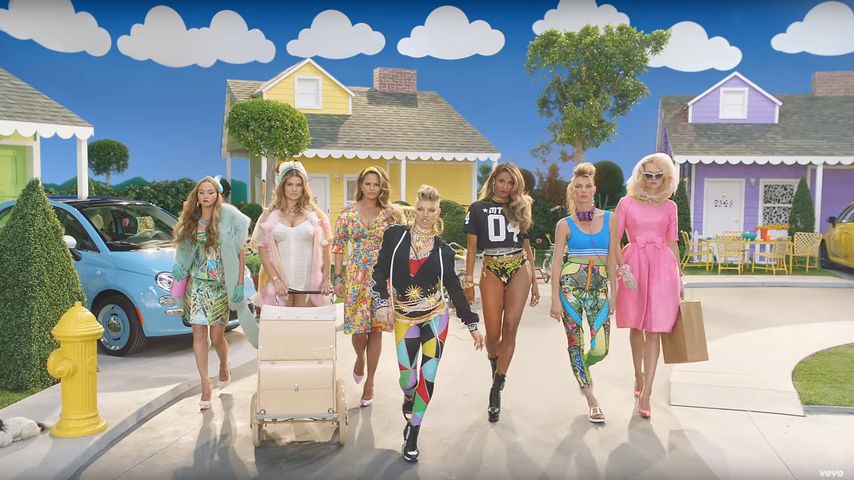 Devon Aoki, Tara Lynn, Chrissy Teigen, Fergie, Ciara, Natasha Poly und Gemma Ward in "M.I.L.F."