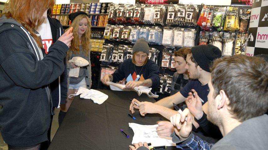 Die Architects bei einer Autogrammstunde