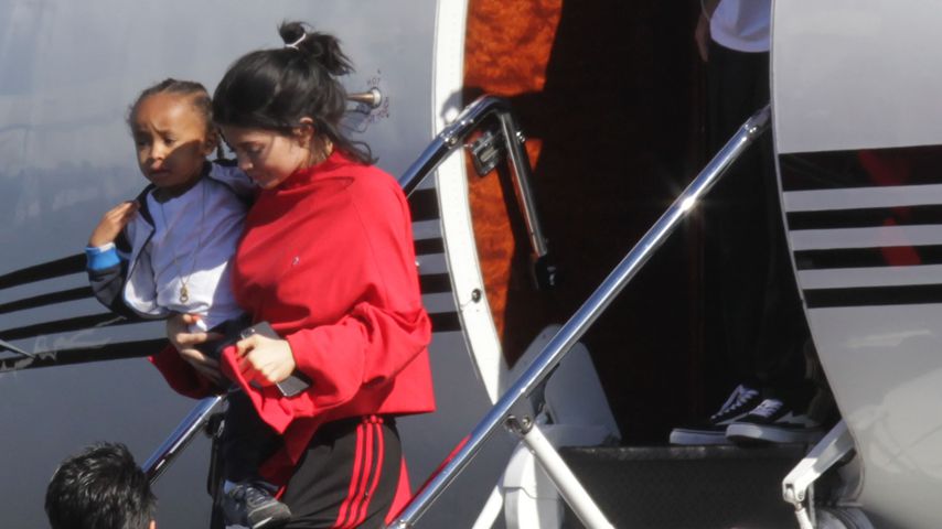 Die Kardashians vor einem Privatjet