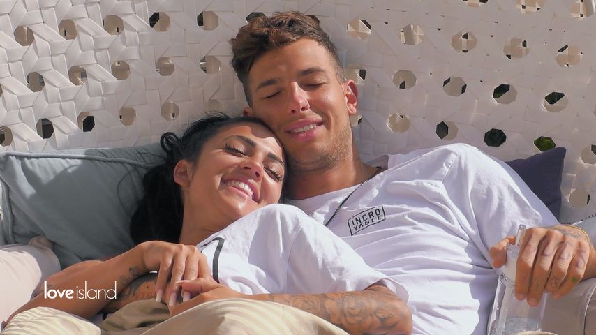 Elena Miras und Jan Sokolowsky im Bett bei "Love Island"