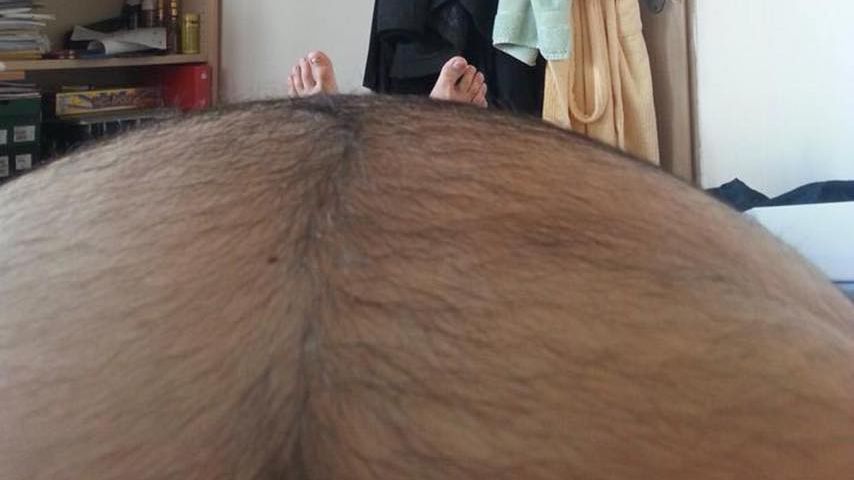 Faisal Kawusi zeigt seinen Bauch
