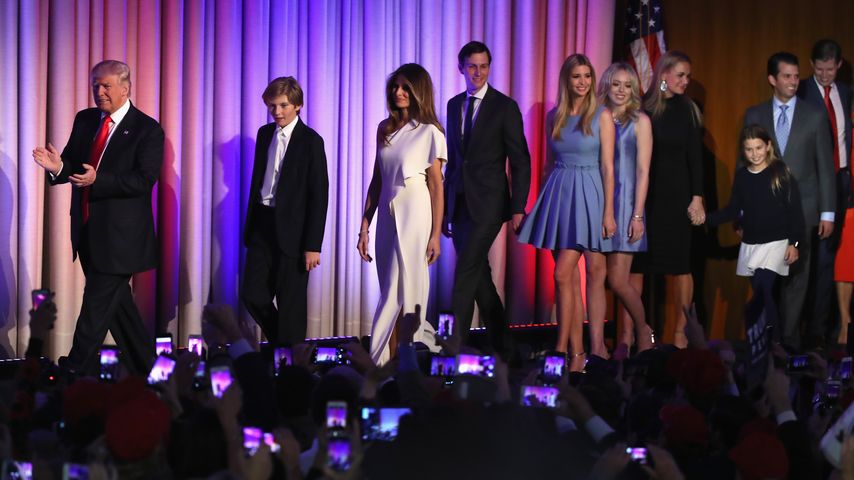 Donald Trump mit seiner Familie auf der Bühne im Hilton