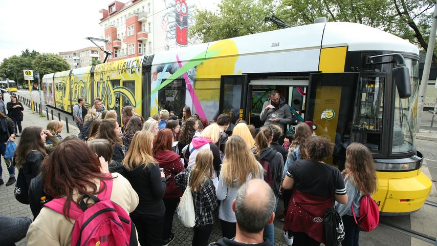 Fan-Ansturm vor der "Die Lochis"-Tram
