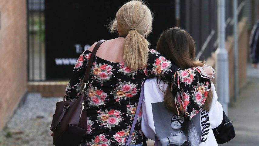 Fans nach dem Anschlag während des Ariana-Grande-Konzerts in Manchester