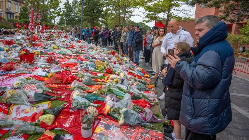 Fans legen Blumen, Schals und Trikots in Gedenken an Diogo Jota in Liverpool ab