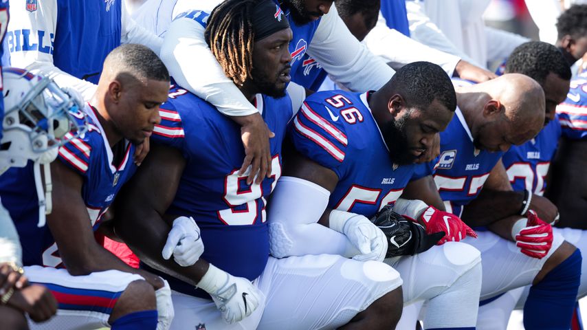 "Buffalo Bills"-Spieler während der amerikanischen Nationalhymne