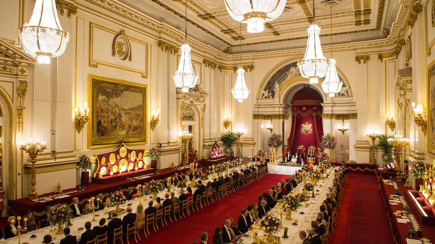 Gäste im Ballsaal des Buckigham Palace beim Staatsbankett