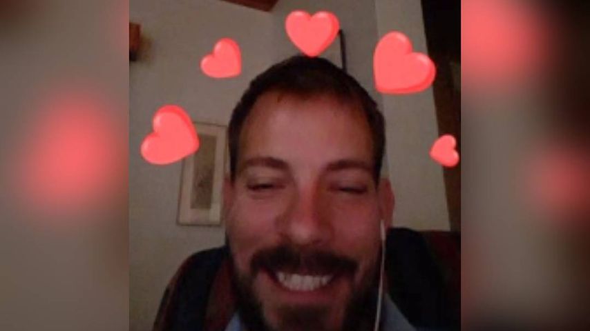 Bauer Gerald und seine Verlobte Anna bei einem Videoanruf