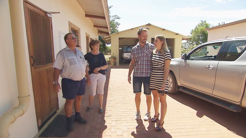 Gerald und Anna (r.) mit seinem Vater Helmut und seiner Stiefmutter Ilona in Namibia