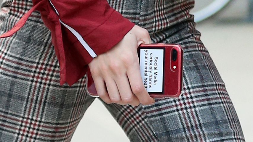 Gigi Hadid zeigt einen Spruch auf ihrem Handy