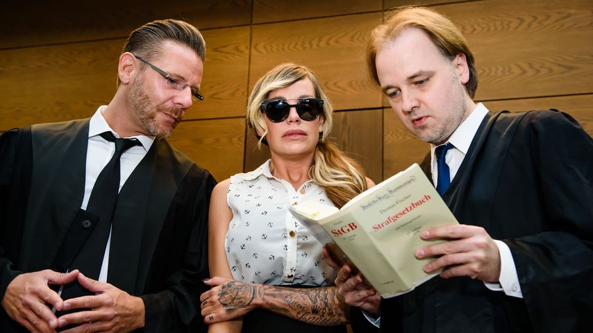 Gina-Lisa Lohfink mit ihrem Manager und ihrem Rechtsanwalt vor Gericht