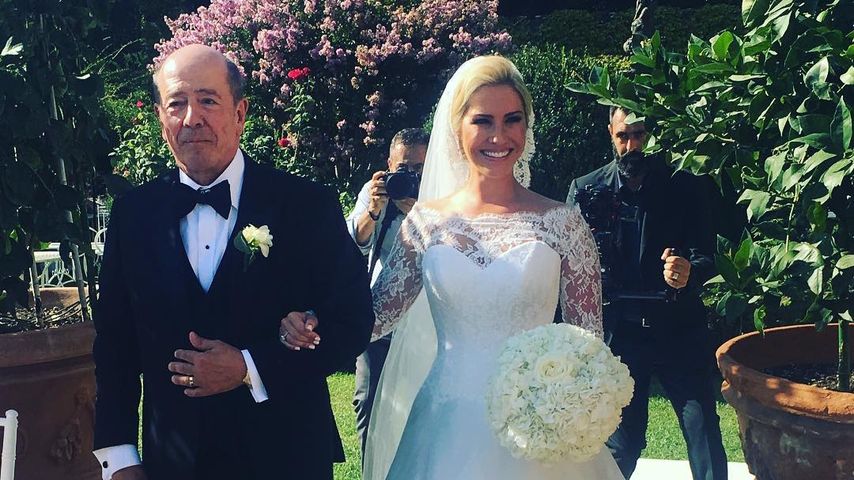 Heidi Range wird zum Altar geführt