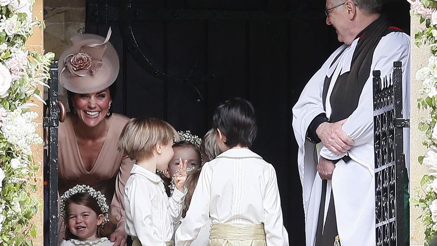 Herzogin Kate mit Prinzessin Charlotte und den anderen Blumenkindern auf Pippa Middletons Hochzeit