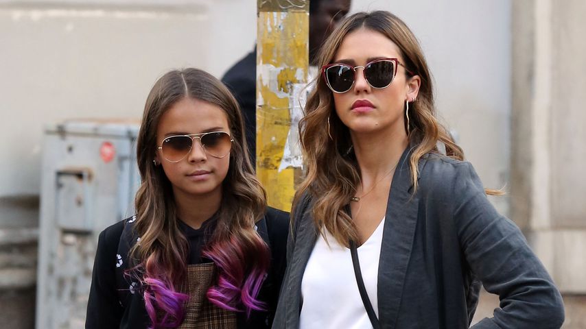 In Mailand mit Mom: Jessica Albas Tochter kriegt pinke Haare