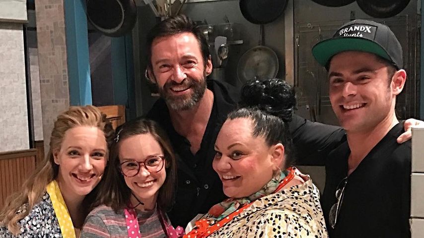 Hugh Jackman und Zac Efron mit dem Cast von "Waitress"