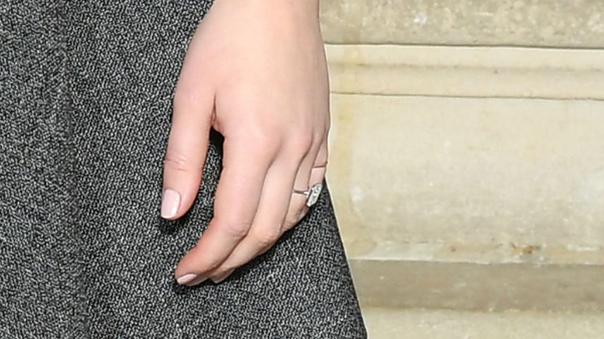 Nun auch auf Event: Jen Lawrence präsentiert Verlobungs ...