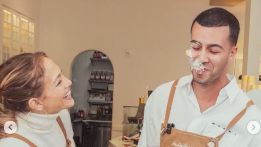 Jennifer Lopez und Francois Reihani albern mit einer Torte herum