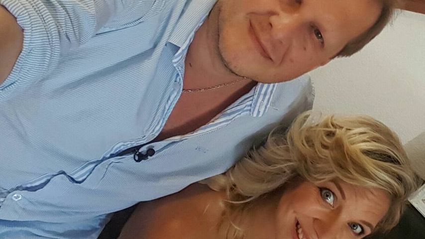 Jens Büchner und Daniela Karabas machen ein Selfie auf Mallorca