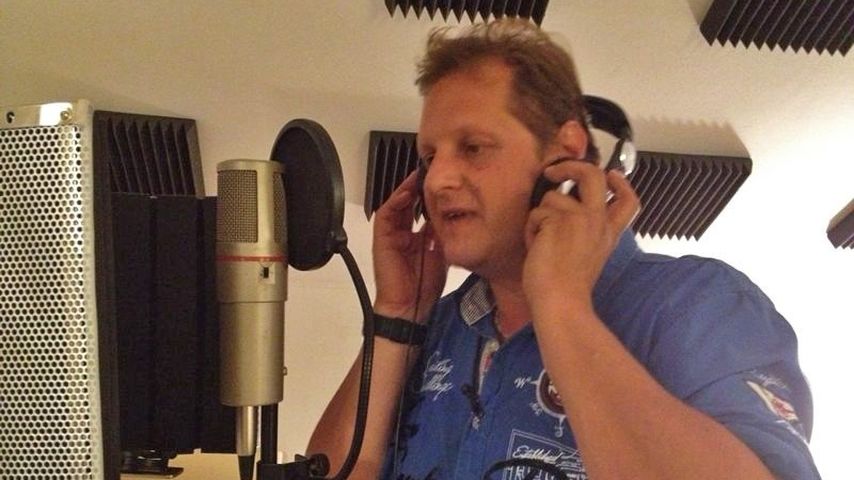 Jens Büchner nimmt im Studio seine Single "Pleite aber sexy" auf