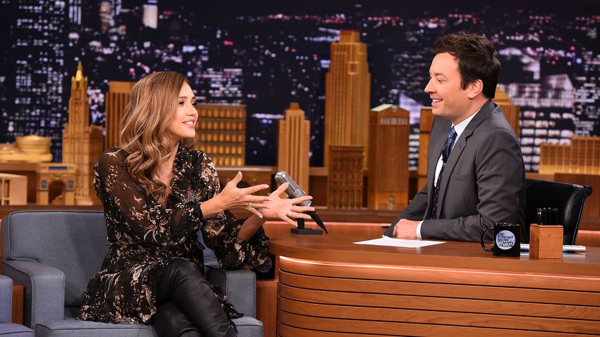 Jessica Alba und Jimmy Fallon in der "Tonight Show"