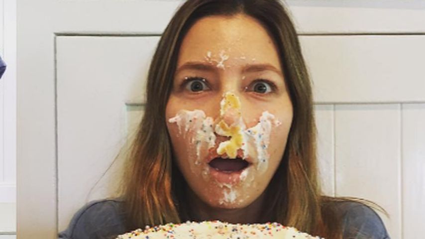 Jessica Biel mit Torte im Gesicht